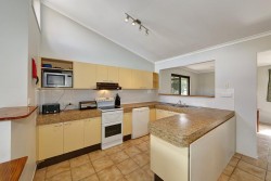 10 Dawn Parade Thabeban QLD 4670