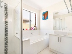 24 Caulfield Dr Ascot VIC 3551