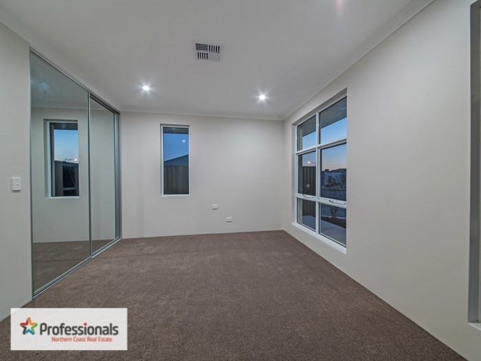 15 Marlinspike Blvd Jindalee WA 6036