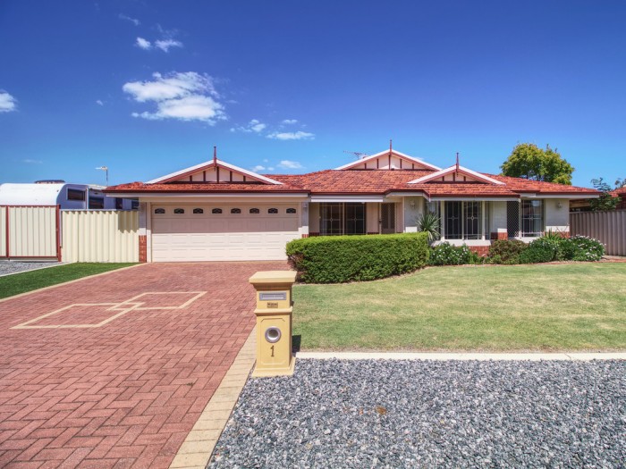 1 Shoalhaven Pl Waikiki WA 6169