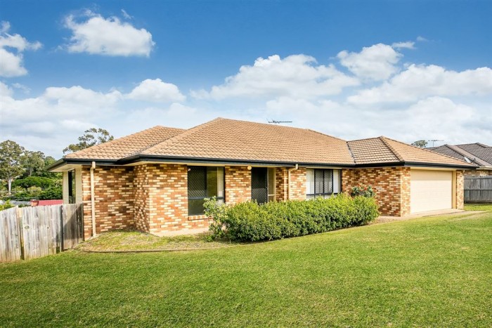 60 Grove Rd, Edens Landing QLD 4207