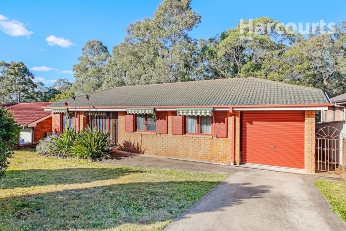 16 Greenoaks Ave, Bradbury, NSW 2560