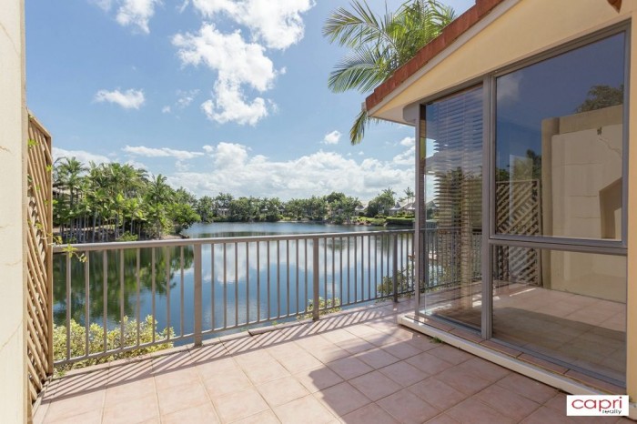 2/125 Santa Cruz Blvd, Clear Island Waters, Qld 4226