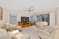 28 Magnetic Place, Redland Bay, QLD 4165