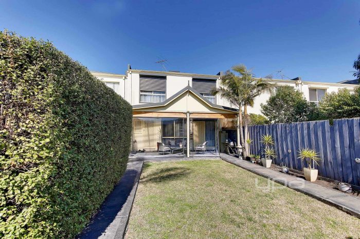 10 Corona Pl, Roxburgh Park VIC 3064, Australia