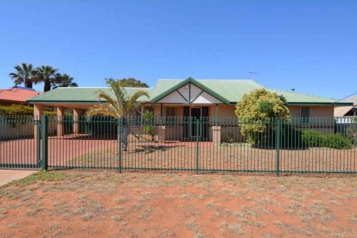 12 Foss Crescent Carnarvon WA 6701