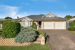 18 Paddington Ct, Middle Ridge QLD 4350, Australia