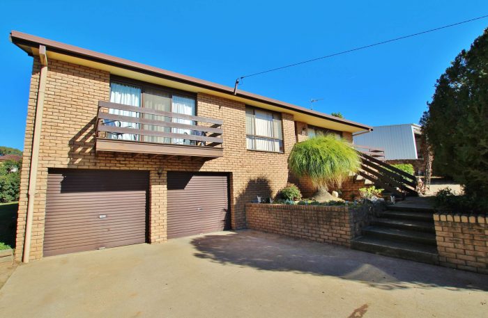 12 Charles Cres, Young NSW 2594, Australia