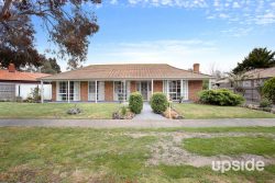 12 Fig Ct, Cranbourne North VIC 3977, Australia