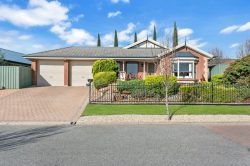 2 Sally Ct, Hallett Cove SA 5158, Australia