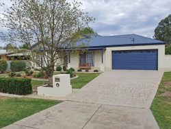 127 Sturt St, Howlong NSW 2643, Australia