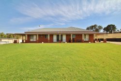 109 Kellys Rd, Young NSW 2594, Australia