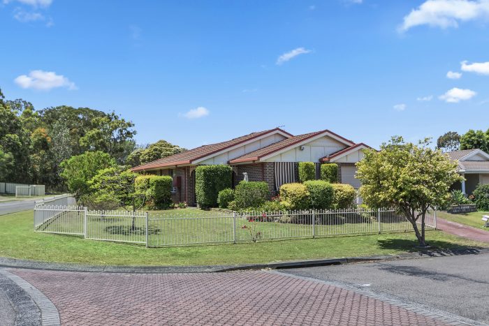 2 Nambucca Cres, Blue Haven NSW 2262, Australia