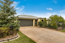 14 Manooka Cres, Highfields QLD 4352, Australia