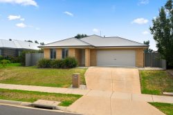 41 Cambridge Dr, Thurgoona NSW 2640, Australia