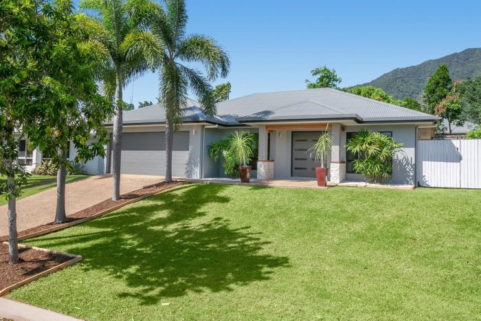 10 Springbrook Ave, Redlynch QLD 4870, Australia