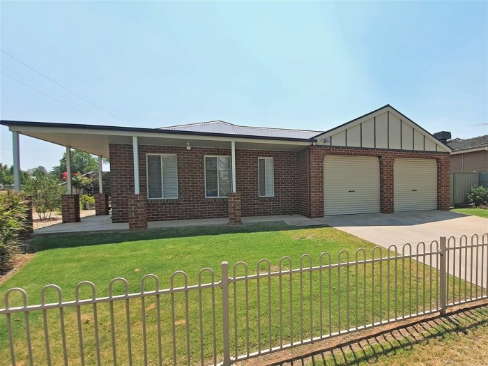 71 Sturt St, Howlong NSW 2643, Australia