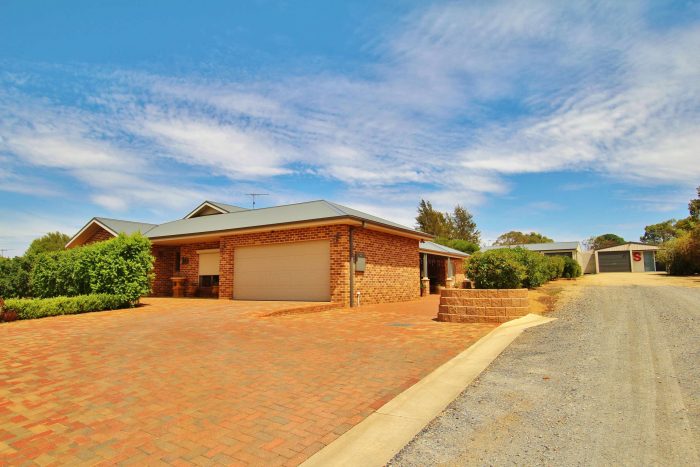 10 Forsythe Ave, Young NSW 2594, Australia