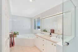 6 St Martin Pl, Clear Island Waters QLD 4226, Australia