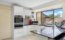 10 Wanata St, Sinnamon Park QLD 4073, Australia