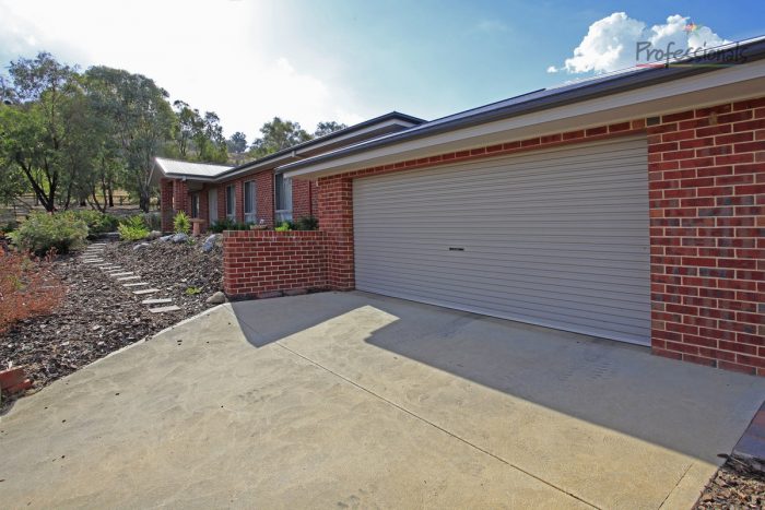 2 Innisbrook Ave, West Wodonga VIC 3690, Australia