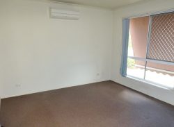 1 Holland Cres, Wynnum West QLD 4178, Australia