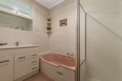 44 Knightsbridge Ave, Valley View SA 5093, Australia