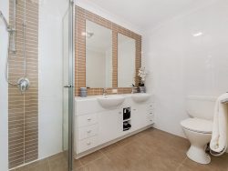 Unit 1/368 Pine Ridge Rd, Coombabah QLD 4216, Australia