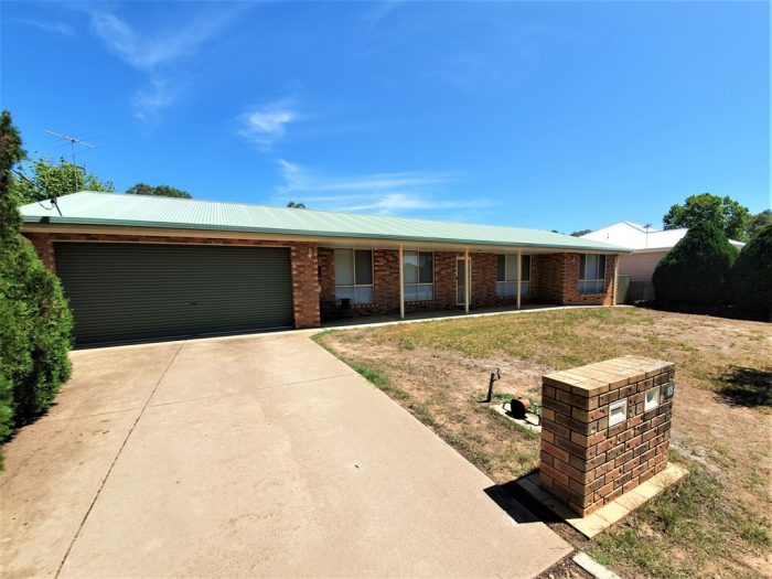 65 Hammer St, Howlong NSW 2643, Australia