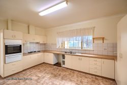 16 Lurline St, Orana WA 6330, Australia