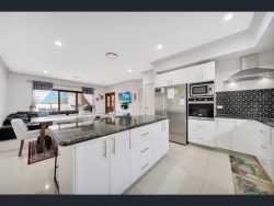 8 Zachary Ct, Hillcrest QLD 4118, Australia