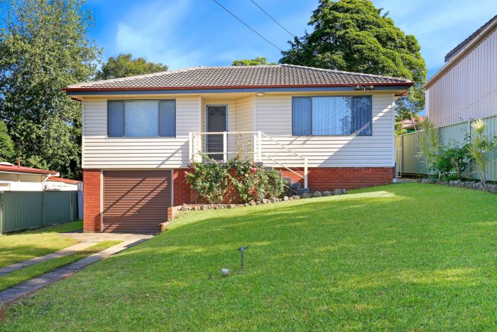 18 Beveles Ave, Unanderra NSW 2526, Australia