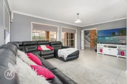 44 Ustinov Cres, McDowall QLD 4053, Australia