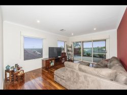 18 Cooliabberra Dr, Mount Richon WA 6112, Australia