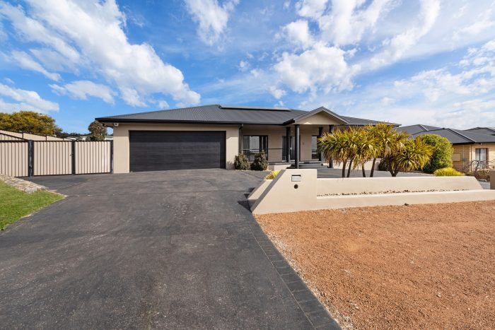 42 Freestone Cres, Jerrabomberra NSW 2619, Australia