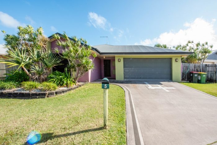 5 Sunseeker Ct, Blacks Beach QLD 4740, Australia