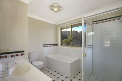 19 Bellwood Cl, Tuggerah NSW 2259, Australia