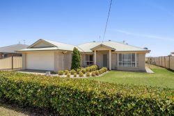 36 Gannan St, Clifton QLD 4361, Australia