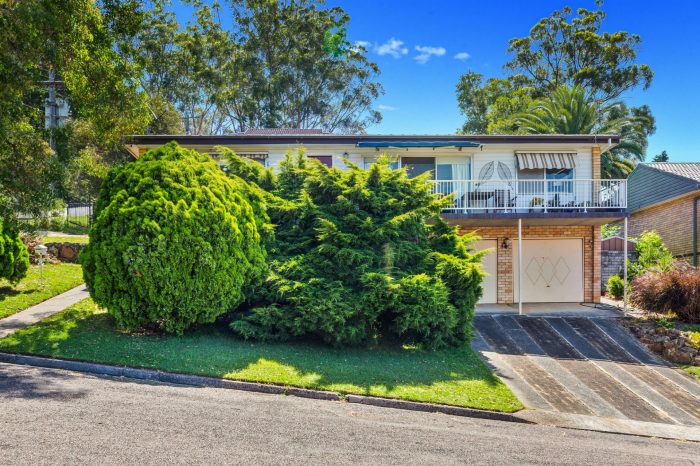 9 Lorraine Ave, Point Clare NSW 2250, Australia