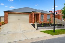 63 Inwood Cres, Wodonga VIC 3690, Australia