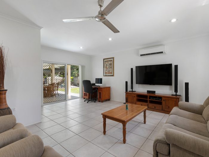 11 Tuffley Cl, Kanimbla QLD 4870, Australia