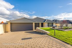 15 Ardeana Cres, Yakamia WA 6330, Australia