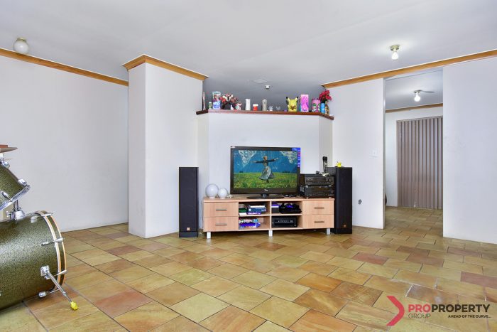 8 Bull Pl, Queens Park WA 6107, Australia