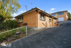 Unit 2/205 Bathurst St, West Hobart TAS 7000, Australia