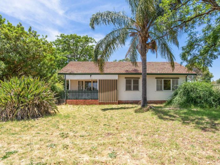 132 River View Ave, South Guildford WA 6055, Australia