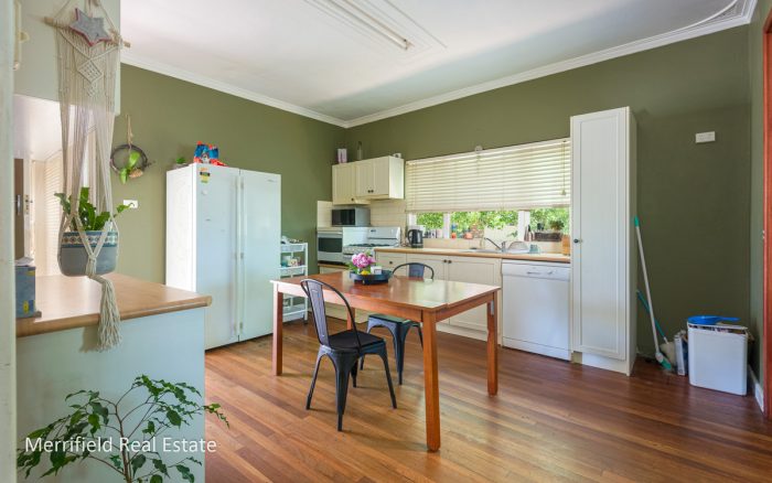 26 Katoomba St, Orana WA 6330, Australia