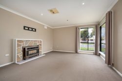 423 English Ave, Lavington NSW 2641, Australia