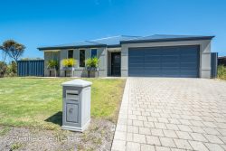 47 Costigan St, McKail WA 6330, Australia