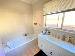 2/14B Gordon Ave, Griffith NSW 2680, Australia