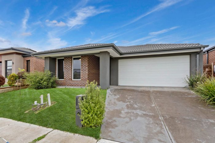 31 Sandymount Dr, Clyde North VIC 3978, Australia